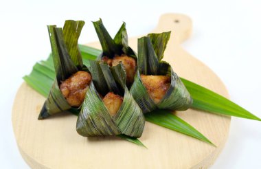 Ayam Goreng Daun Pandan, Tayland pandan tavuğu pandan yapraklarına sarılmış kızarmış tavuk..