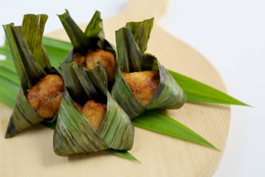 Ayam Goreng Daun Pandan, Tayland pandan tavuğu pandan yapraklarına sarılmış kızarmış tavuk..