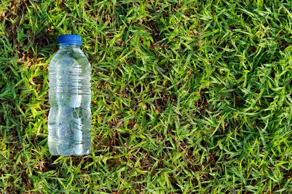 Πλαστικό Μπουκάλι Νερό Φόντο Πράσινο Γρασίδι Μπουκάλι Νερό Γρασίδι Φόντο — Φωτογραφία Αρχείου