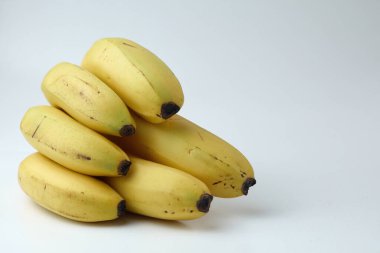 Beyaz arka planda izole edilmiş bir grup taze muz. Olgun muzlar.