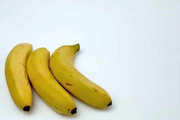 Beyaz arka planda izole edilmiş bir grup taze muz. Olgun muzlar.