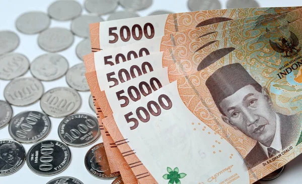 Monety Papierowe Pieniądze Białym Tle Monety Indonezyjskie Waluty Papierowe — Zdjęcie stockowe