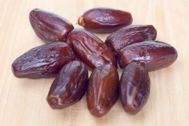 Ahşap masa üzerinde izole hurma yığını.