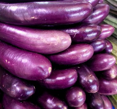 Meyve sebze pazarında taze patlıcan.