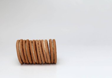 Sandviç Kremalı Kurabiyeler beyaz arkaplanda izole edildi