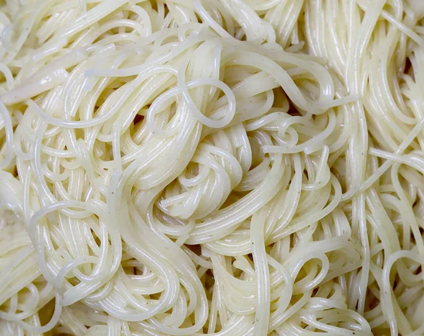 Pişmiş ve karışık spagettiye yakın çekim