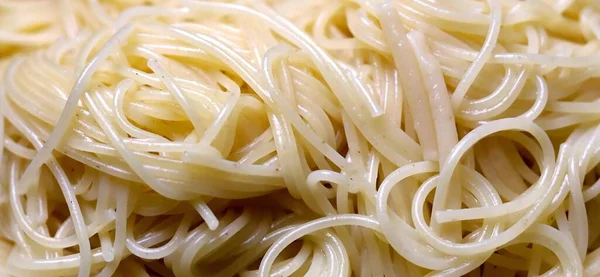 Pişmiş ve karışık spagettiye yakın çekim