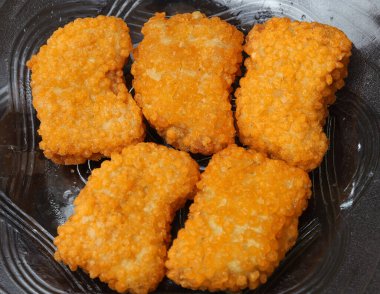 Lezzetli ve lezzetli tavuk nuggetlarının üst görünümü