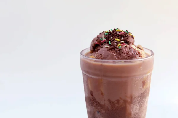 Köstliche Und Süße Eisschokolade Milchshake Isoliert Auf Weißem Hintergrund — Stockfoto