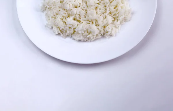 Gotowany Biały Ryż Talerzu Izolowany Białym Tle — Zdjęcie stockowe
