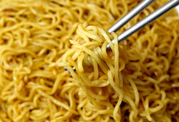 Çerçevenin her yerinde pişmiş erişte. Lezzetli eriştenin kapağını kapatın.