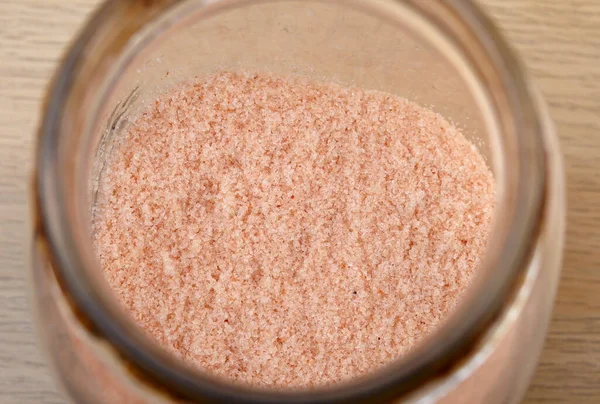 Kavanozda Himalaya tuzu ya da pembe tuz var.