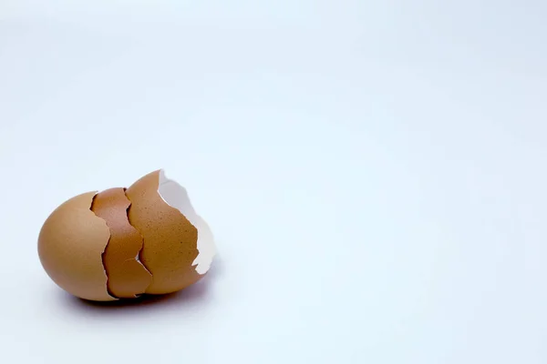 Γκρο Πλαν Άποψη Ραγισμένο Κέλυφος Αυγού Λευκό Φόντο Σκιά Και — Φωτογραφία Αρχείου