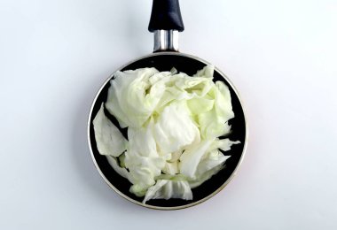 Kızartma tavasında taze lahana. Beyaz arka planda izole edilmiş.
