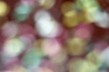 Bokeh 'in odaklanmış ışıkları ve gölgesi olan soyut bir arkaplan. Bulanık koyu ton çok renkli ışık