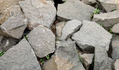 Arkaplan olarak birçok büyük taş dokusu