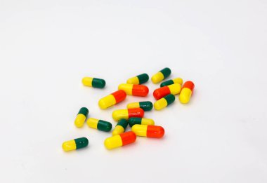 Beyaz arka planda ilaç kapsülü. Dağınık kapsüller ilacı