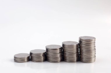 Bozuk paralar beyaz arkaplanda izole edilmiş. Endonezya paraları para birimi