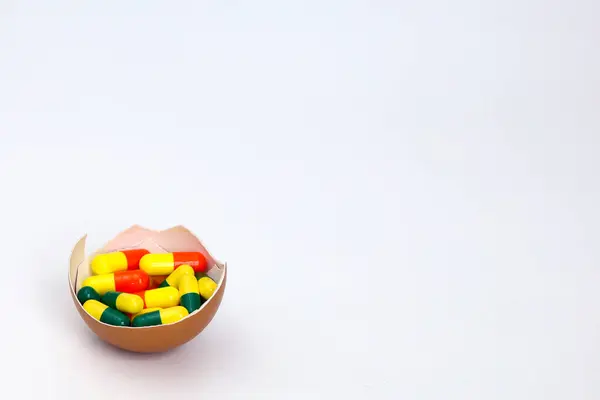 Kırık yumurta kabuğunun içindeki hap kapsülü. konsept sağlık