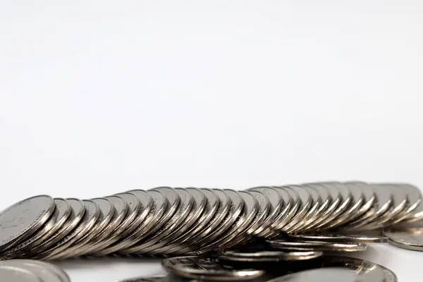Coins Pile Ligne Horizontale Isolée Sur Fond Blanc — Photo