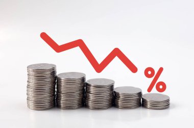 Para yığını, aşağı ok ve finansal bankacılık için yüzde sembolü olan yatırım ve işsizlik azalıyor. İş kapanışı kavramı.