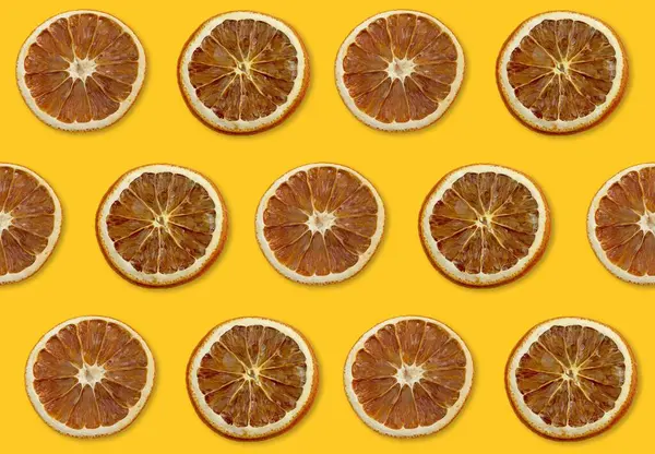 Sarı arka planda kuru turuncu meyve deseni