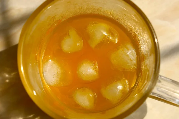 Sinaasappelsap Een Glas Met Ijs Geïsoleerd Houten Tafel — Stockfoto