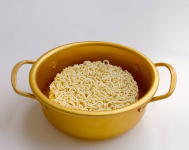 Tavada çiğ şehriye ve beyaz arka plan.