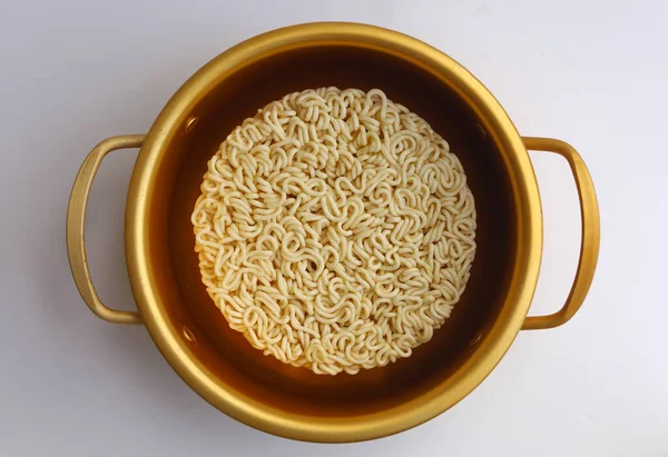 Ωμό Noodle Στο Τηγάνι Λευκό Φόντο — Φωτογραφία Αρχείου