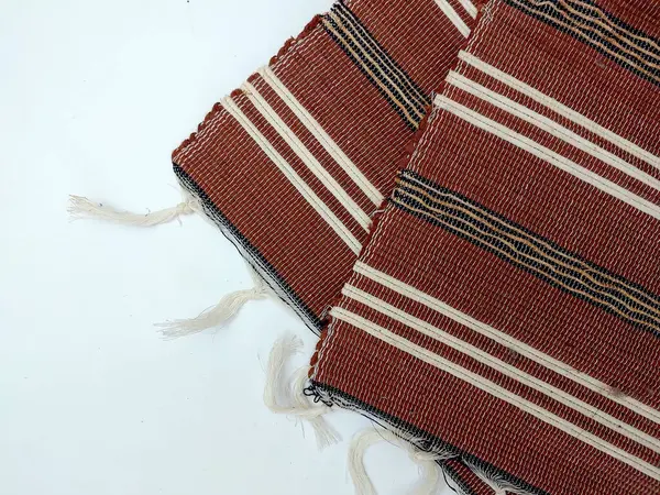 Beyaz arkaplanda küçük kahverengi masa örtüsü izole edilmiş..