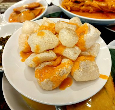 Rambak, jangek ya da kerupuk kulit Endonezya 'nın geleneksel krakerlerindendir. Köri sosuyla servis edilen inek derisinden yapılır.