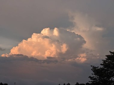 Güzel gün batımı gökyüzü bulutlu