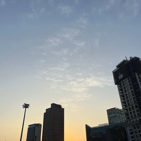 都市の夕暮れの空 — ストック写真