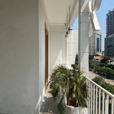 Beyaz balkon ve yeşil bitkiler