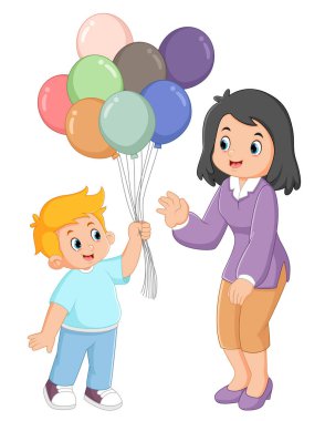 Sevimli bir çocuk bir sürü balon taşıyor ve resimli annesine veriyor.