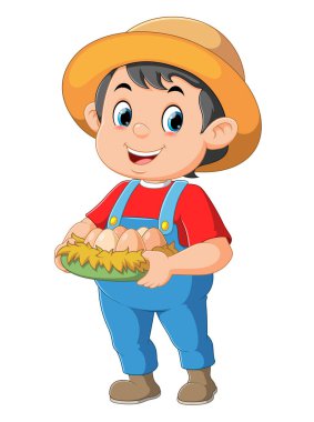 Elinde bir sepet taze yumurta tutan sevimli çocuk.