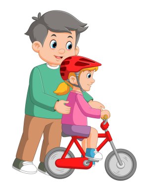 İlgi gösteren baba, kızına ilk kez bisiklet sürmeyi öğretiyor.