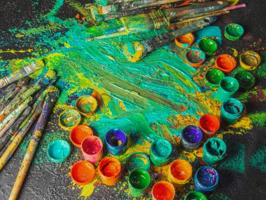 Sanat stüdyosunda palet ve akrilik renkler