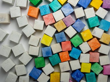 Renkli çam küpleri. Renkli ahşap dokular. Çam deseni farklı renklerde boyanmış..