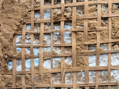 Duvarda yaşlanmış ahşap ızgara var. Eski ahşap doku.