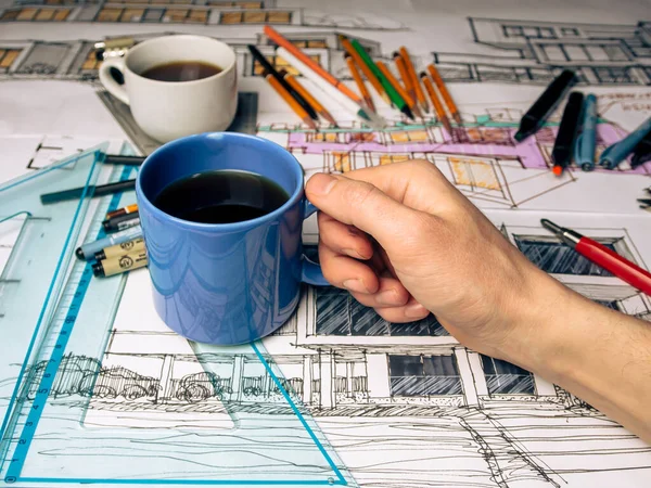 Чашку Кофе Руке Пью Кофе Архитектурное Проектирование Рисование Продолжается Рисунок — стоковое фото