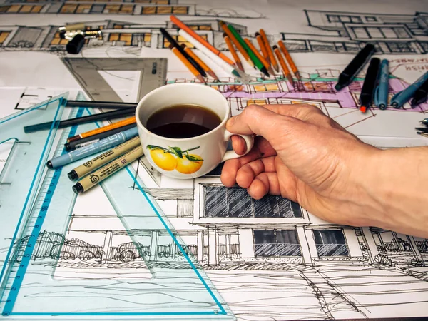 Filiżankę Kawy Dłoni Piję Kawę Projekt Architektoniczny Rysowanie Toku Rysuję — Zdjęcie stockowe