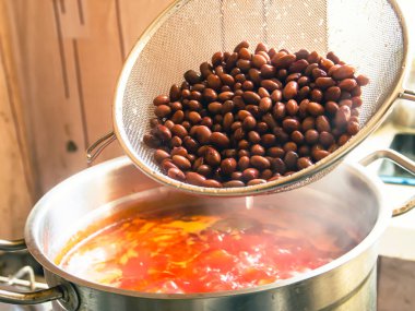Mutfakta geleneksel Ukrayna yemeği pişirmek. Haşlanmış fasulye. Ukrayna Borsch 'u.