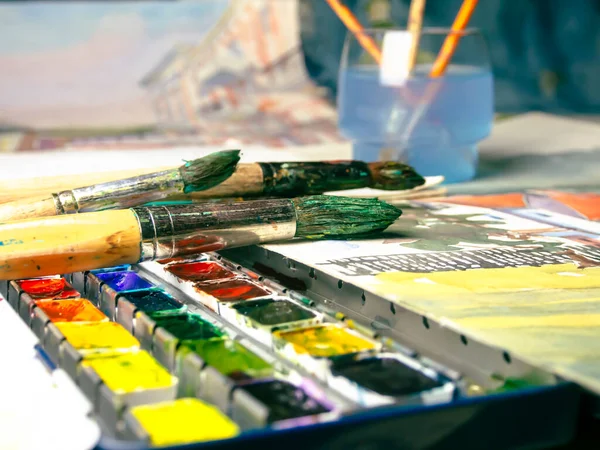 Malowanie Akwarelami Trakcie Malowanie Akwarelami Studio Nauka Rysowania Farbami Akwarelowymi — Zdjęcie stockowe