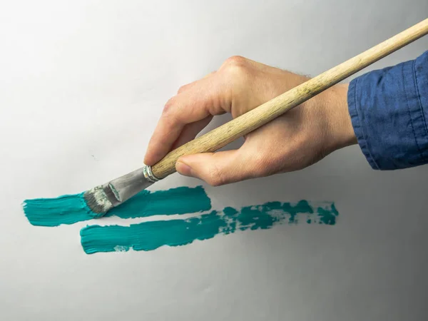 Pędzel Dłoni Białym Tle Malowanie Studio Malowanie Trakcie Ręcznie Robione Obrazek Stockowy