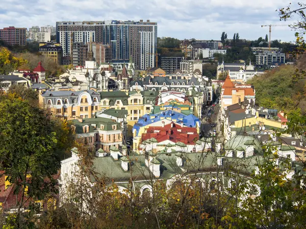 Ukrayna 'nın Kyiv şehrinde. Tarihi mimari ve manzara manzaraları, Kyiv 'in doğası. Peizazhna Sokağı.
