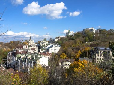 Güneşli bir günde Ukrayna 'nın başkenti Kiev' de. Tarihi mimari ve manzara manzaraları, Kyiv 'in doğası, sonbahar.