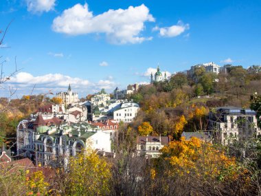 Güneşli bir günde Ukrayna 'nın başkenti Kiev' de. Tarihi mimari ve manzara manzaraları, Kyiv 'in doğası, sonbahar.