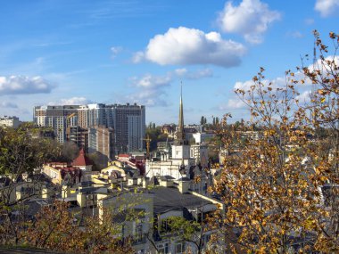 Güneşli bir günde Ukrayna 'nın başkenti Kiev' de. Tarihi mimari ve manzara manzaraları, Kyiv 'in doğası, sonbahar.