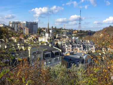 Güneşli bir günde Ukrayna 'nın başkenti Kiev' de. Tarihi mimari ve manzara manzaraları, Kyiv 'in doğası, sonbahar.